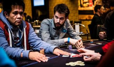 Homens jogando poker