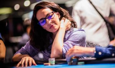 Mulher jogando poker
