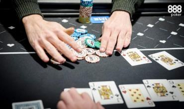 Fichas e mesa de poker