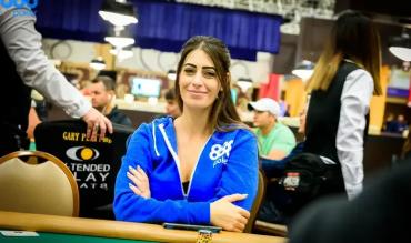 Vivian Saliba com jaqueta do 888poker