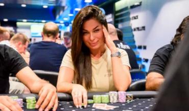 Mulher jogando poker