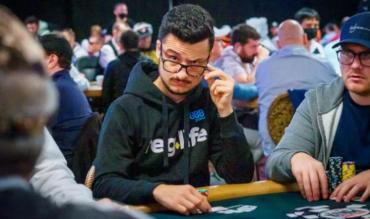 Homem de óculos jogando poker