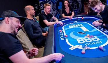 Pessoas jogando poker