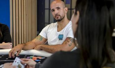 Alê Cavalito jogando poker