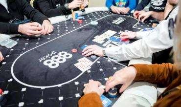 Mesa de poker com vários jogadores