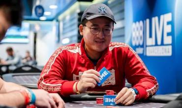Homem de boina joga poker