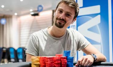 Homem com uma pilha de fichas de poker